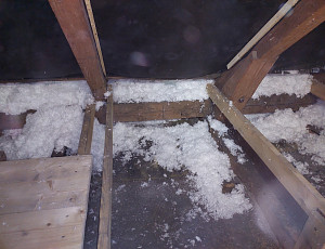 Zateplení stropu rodinného domu pomocí foukané izolace